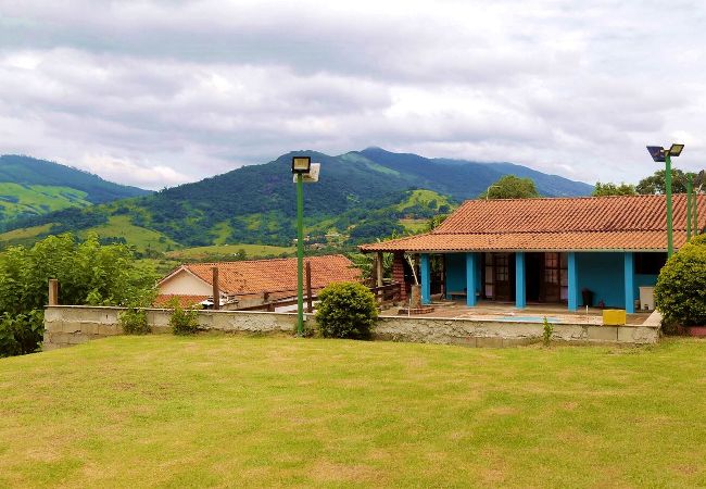 Casa em Extrema - Incrível chácara com pisc e churrasq em Extrema/MG Casa em Extrema - Incrível chácara com pisc e churrasq em Extrema/MG