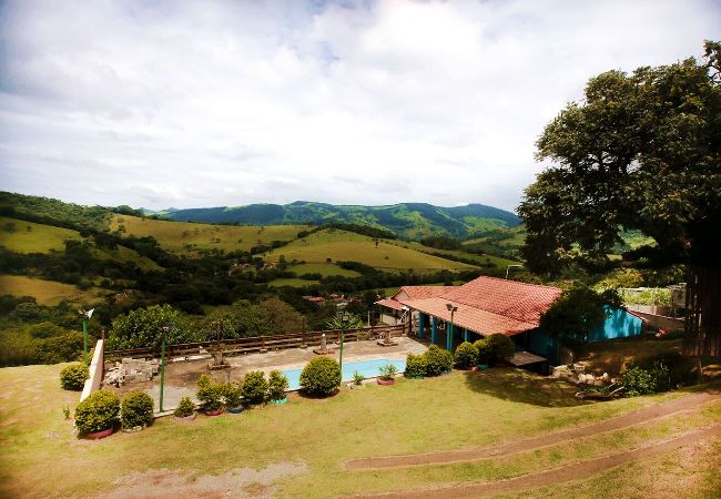 Casa em Extrema - Incrível chácara com pisc e churrasq em Extrema/MG Casa em Extrema - Incrível chácara com pisc e churrasq em Extrema/MG