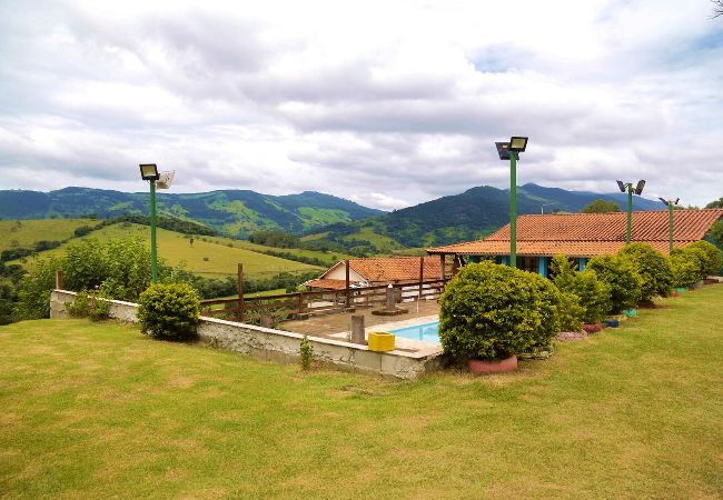 Casa em Extrema - Incrível chácara com pisc e churrasq em Extrema/MG Casa em Extrema - Incrível chácara com pisc e churrasq em Extrema/MG