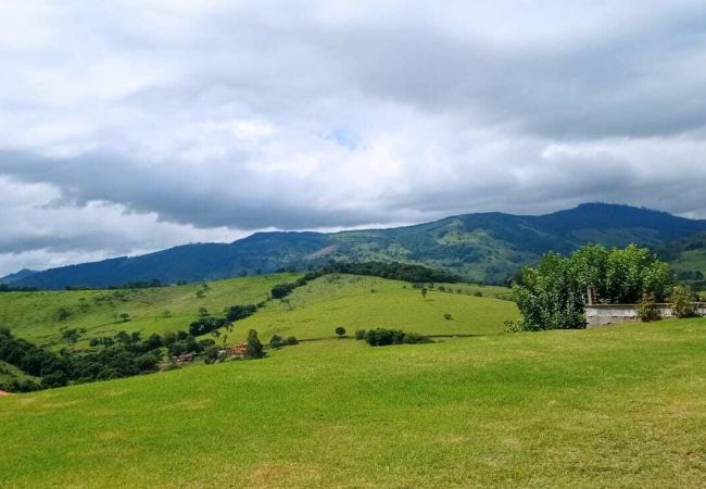 Casa em Extrema - Incrível chácara com pisc e churrasq em Extrema/MG Casa em Extrema - Incrível chácara com pisc e churrasq em Extrema/MG