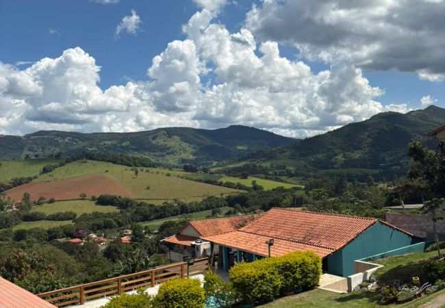 Casa em Extrema - Chácara com Piscina e Churrasqueira em Extrema MG