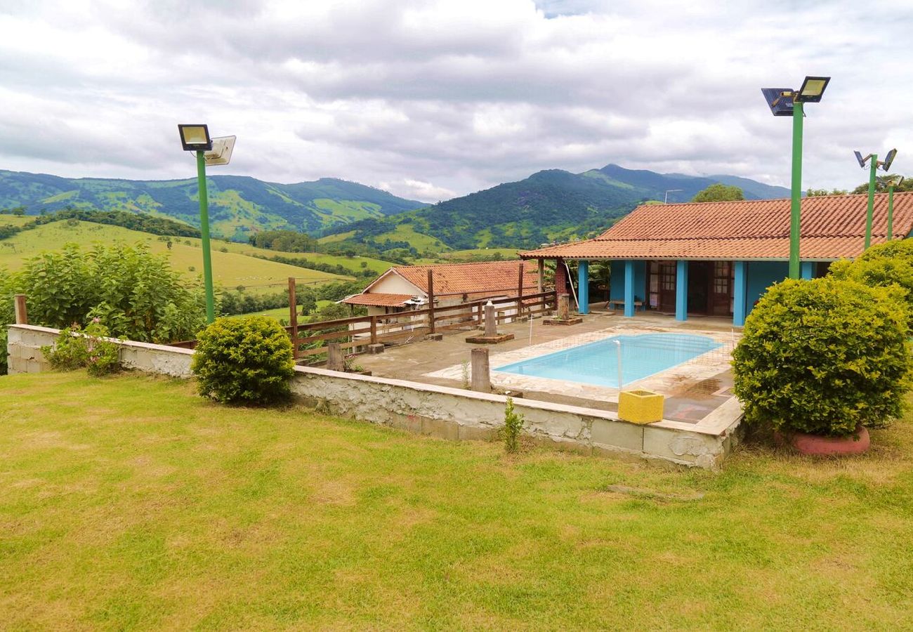 Casa em Extrema - Incrível chácara com pisc e churrasq em Extrema/MG Casa em Extrema - Incrível chácara com pisc e churrasq em Extrema/MG