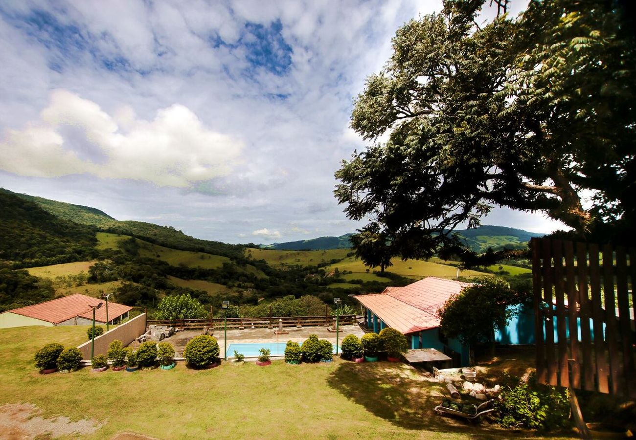 Casa em Extrema - Incrível chácara com pisc e churrasq em Extrema/MG Casa em Extrema - Incrível chácara com pisc e churrasq em Extrema/MG