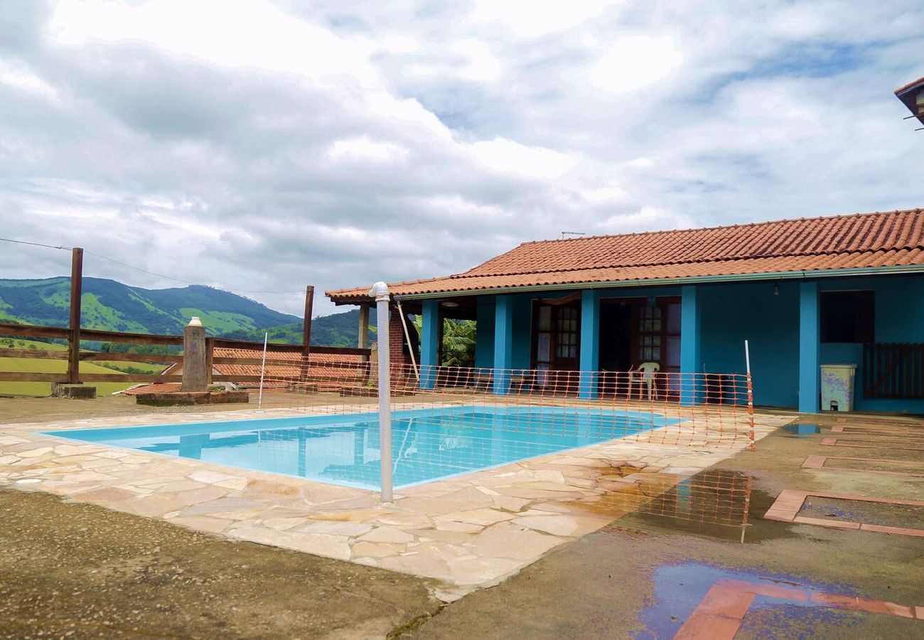 Casa em Extrema - Incrível chácara com pisc e churrasq em Extrema/MG Casa em Extrema - Incrível chácara com pisc e churrasq em Extrema/MG