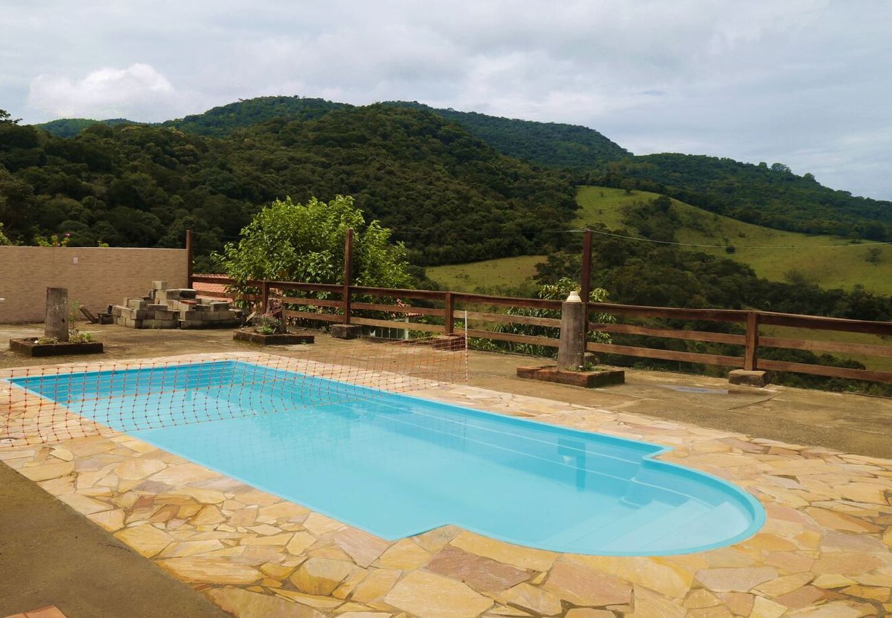 Casa em Extrema - Incrível chácara com pisc e churrasq em Extrema/MG Casa em Extrema - Incrível chácara com pisc e churrasq em Extrema/MG