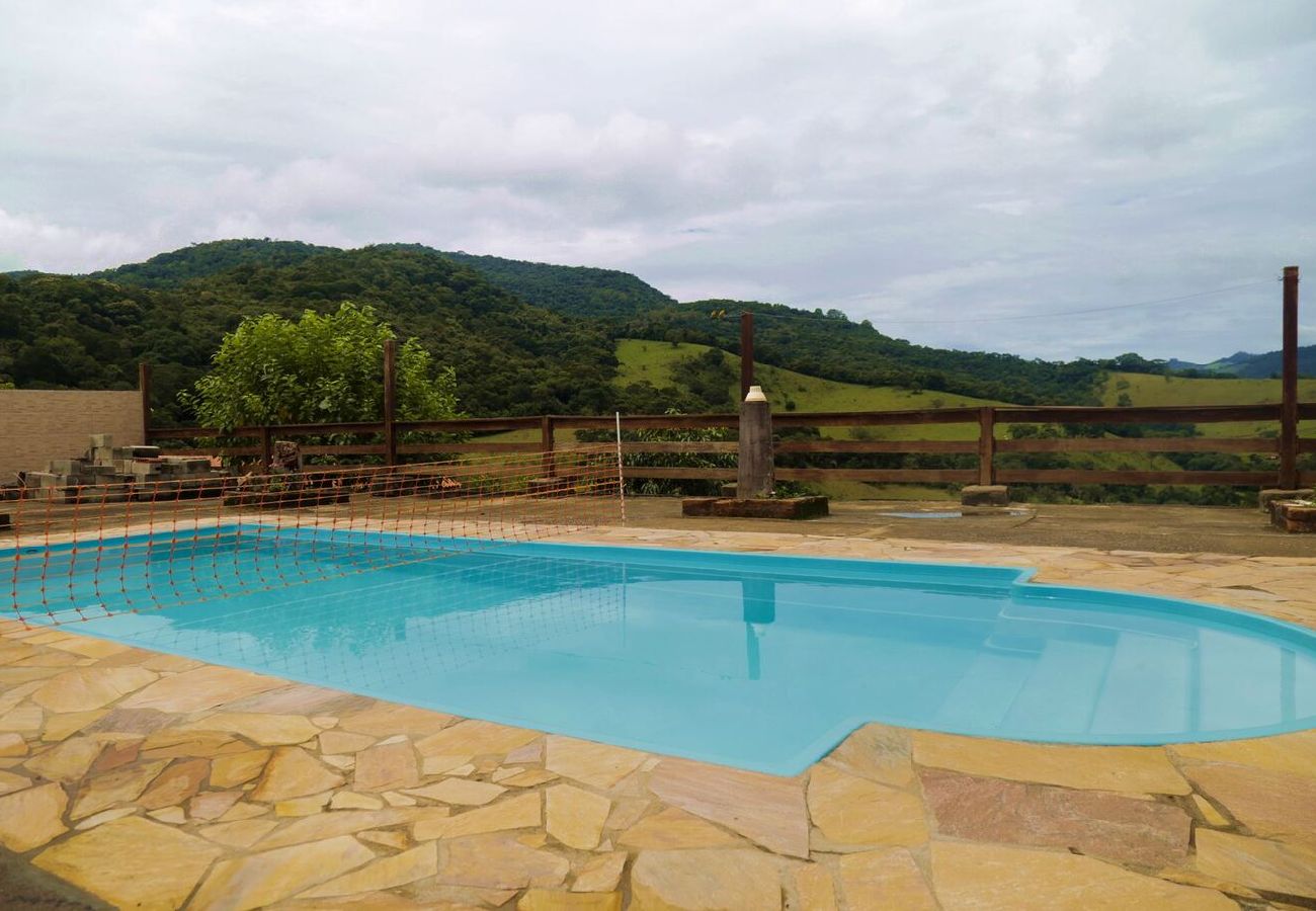 Casa em Extrema - Incrível chácara com pisc e churrasq em Extrema/MG Casa em Extrema - Incrível chácara com pisc e churrasq em Extrema/MG
