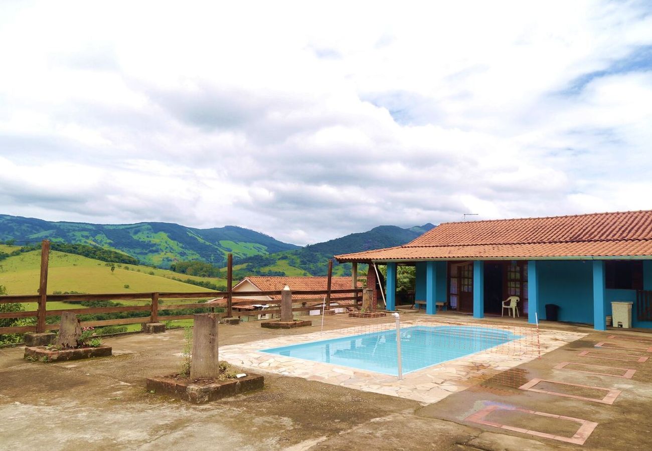 Casa em Extrema - Incrível chácara com pisc e churrasq em Extrema/MG Casa em Extrema - Incrível chácara com pisc e churrasq em Extrema/MG