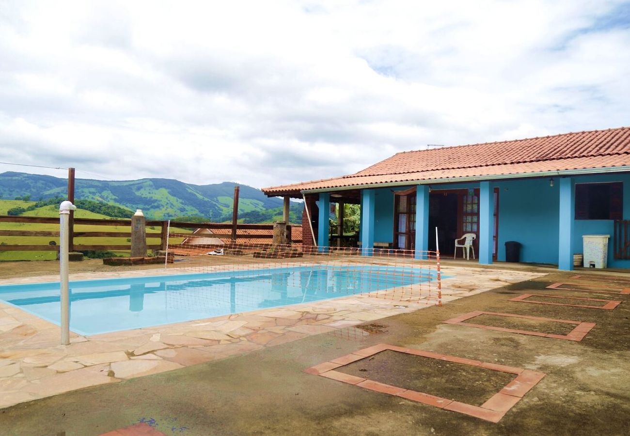 Casa em Extrema - Incrível chácara com pisc e churrasq em Extrema/MG Casa em Extrema - Incrível chácara com pisc e churrasq em Extrema/MG