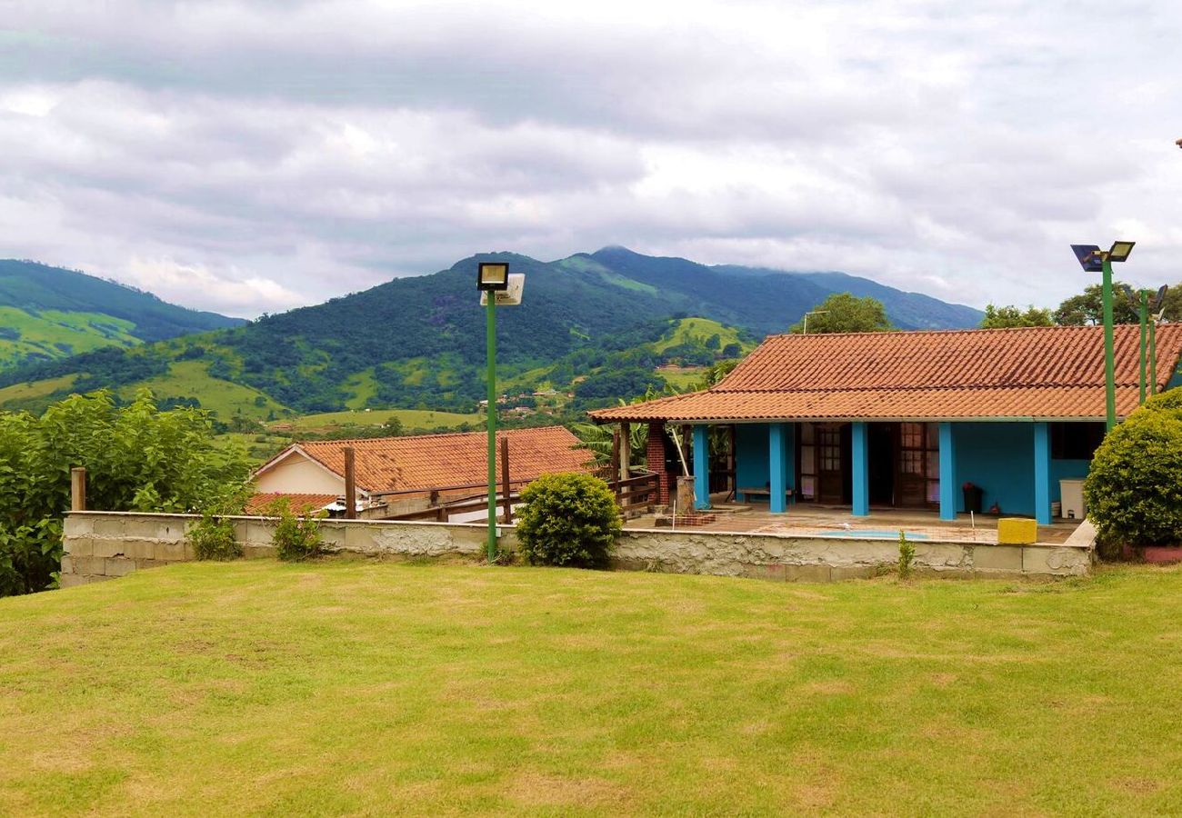 Casa em Extrema - Incrível chácara com pisc e churrasq em Extrema/MG Casa em Extrema - Incrível chácara com pisc e churrasq em Extrema/MG