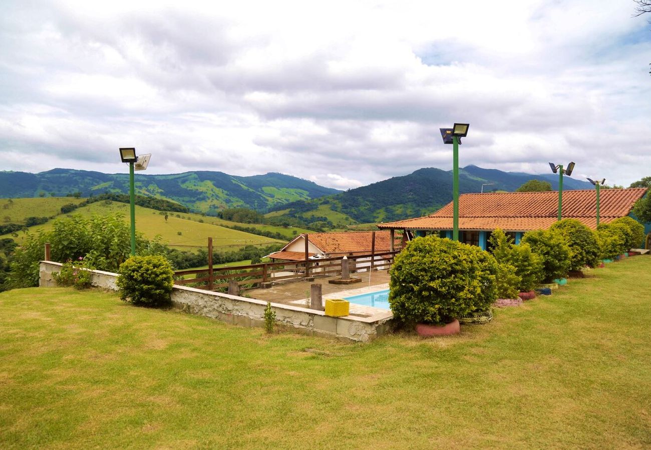 Casa em Extrema - Incrível chácara com pisc e churrasq em Extrema/MG Casa em Extrema - Incrível chácara com pisc e churrasq em Extrema/MG