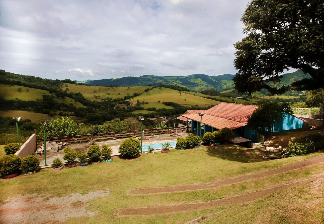 Casa em Extrema - Incrível chácara com pisc e churrasq em Extrema/MG Casa em Extrema - Incrível chácara com pisc e churrasq em Extrema/MG