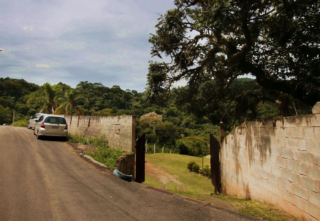 Casa em Extrema - Incrível chácara com pisc e churrasq em Extrema/MG Casa em Extrema - Incrível chácara com pisc e churrasq em Extrema/MG