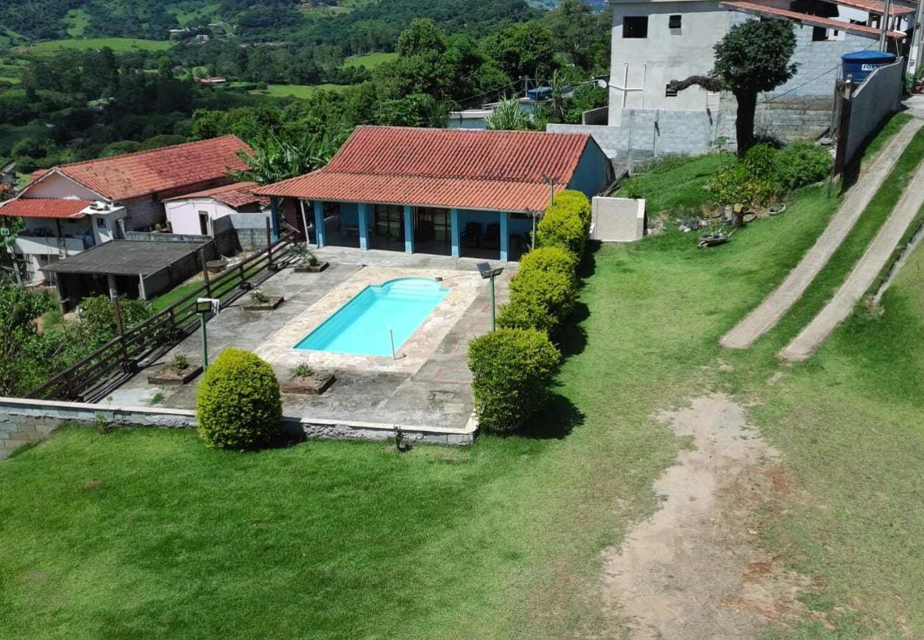 Casa em Extrema - Incrível chácara com pisc e churrasq em Extrema/MG Casa em Extrema - Incrível chácara com pisc e churrasq em Extrema/MG