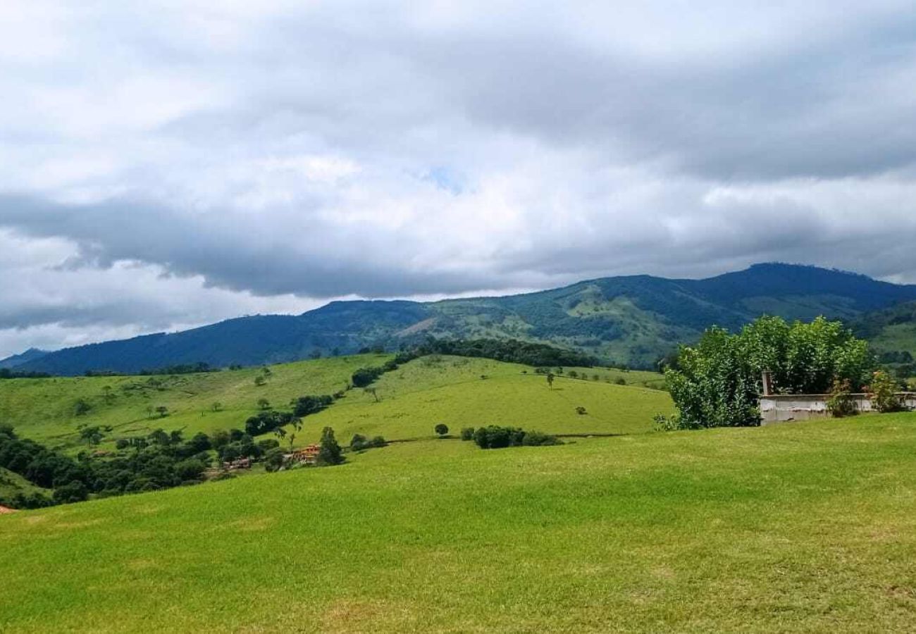 Casa em Extrema - Incrível chácara com pisc e churrasq em Extrema/MG Casa em Extrema - Incrível chácara com pisc e churrasq em Extrema/MG