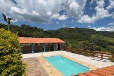 Casa em Extrema - Chácara com Piscina e Churrasqueira em Extrema MG