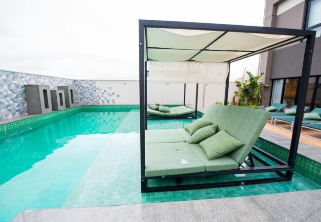 Aluguel por temporada em São Paulo com piscina Piscina no terraço em apartamento mobiliado para aluguel por temporada na Vila Olímpia, São Paulo