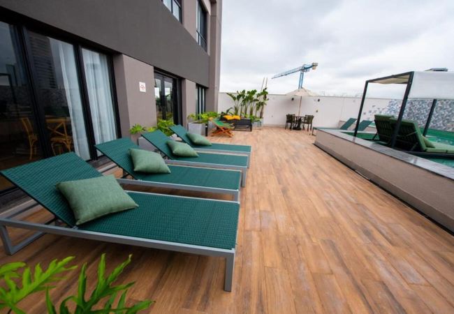 Aluguel por temporada em São Paulo com terraço com vista no Feel Sampa Vila Olímpia Terraço em apartamento para aluguel por temporada em São Paulo