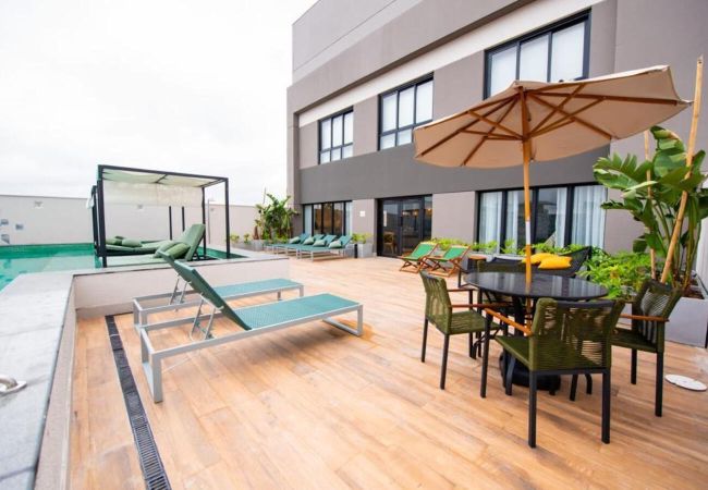 Flat paulista em São Paulo com terraço com vista para São Paulo Aluguel por temporada em São Paulo com terraço com vista para a cidade