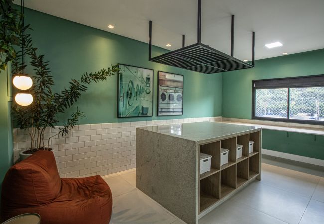 Espaço comum com comodidades em apartamento mobiliado na Vila Olímpia Apartamento mobiliado na Vila Olímpia com aluguel flexível em São Paulo