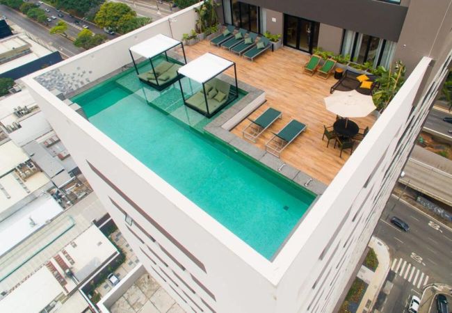 Flat paulista num edificio na Vila Olimpia com piscina, academia e sala de reunião Apartamento para aluguel em São Paulo com serviços integrados