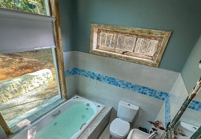 Chalé em Ibiúna - Cabana com jacuzzi e churrasqueira - Ibiúna/SP Chalé em Ibiúna - Cabana com jacuzzi e churrasqueira - Ibiúna/SP
