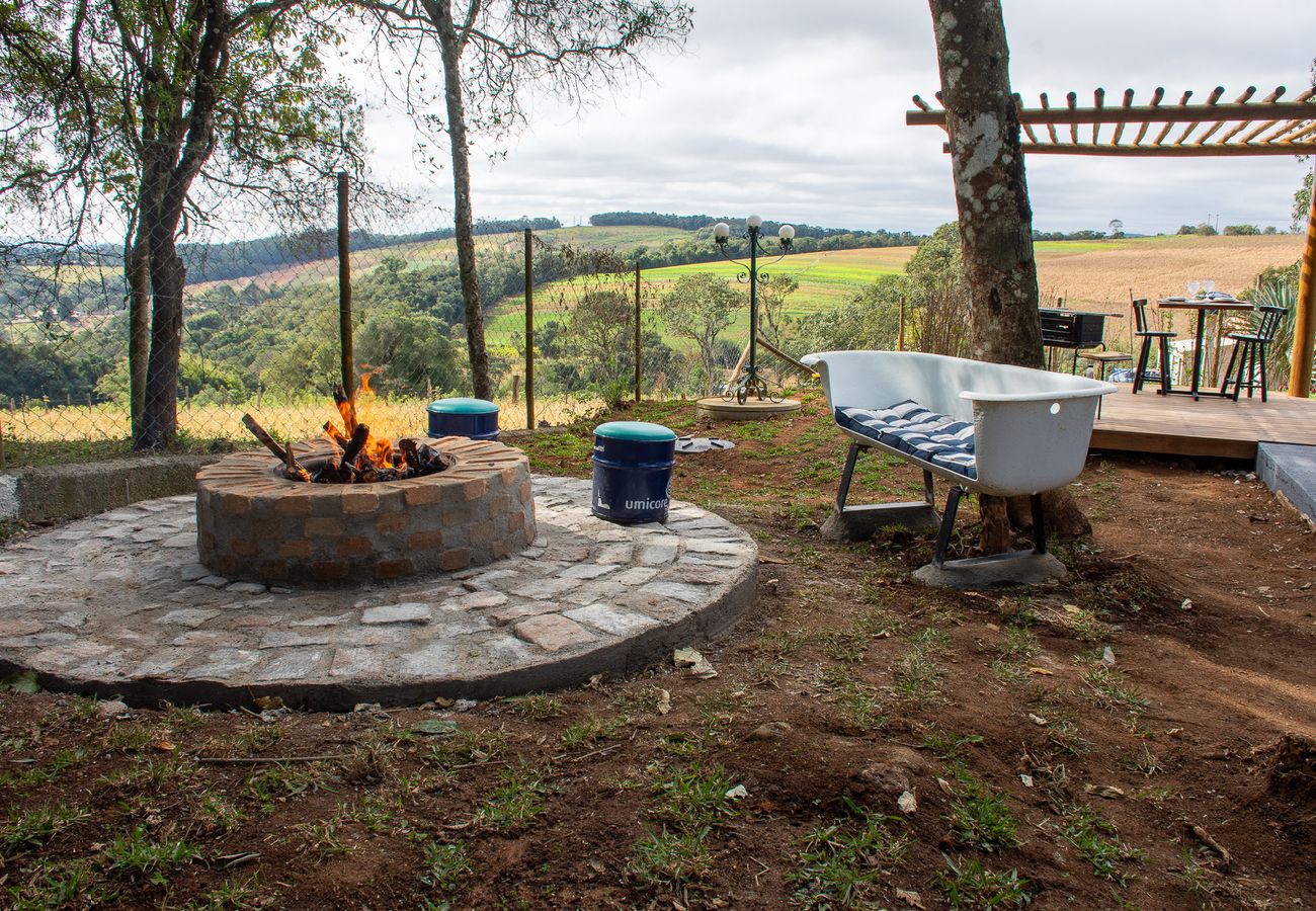 Chalé em Ibiúna - Cabana com jacuzzi e churrasqueira - Ibiúna/SP Chalé em Ibiúna - Cabana com jacuzzi e churrasqueira - Ibiúna/SP