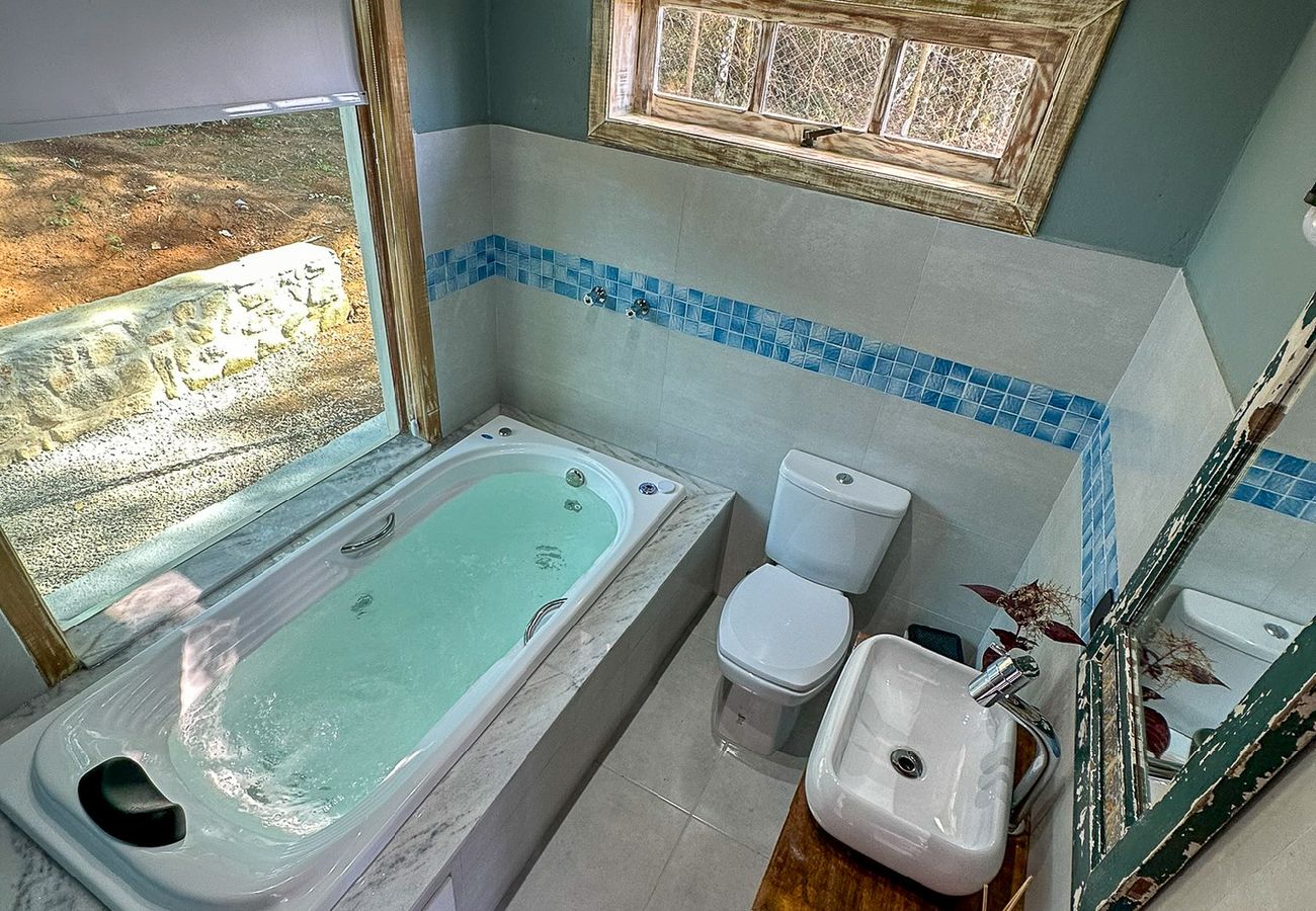 Chalé em Ibiúna - Cabana com jacuzzi e churrasqueira - Ibiúna/SP Chalé em Ibiúna - Cabana com jacuzzi e churrasqueira - Ibiúna/SP