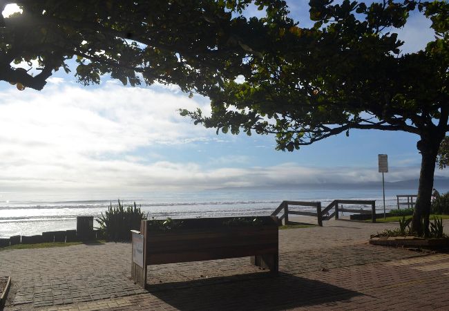 Apartamento em Itapema - Ótimo apto com WiFi à 550m do mar em Itapema/SC Apartamento em Itapema - Ótimo apto com WiFi à 550m do mar em Itapema/SC