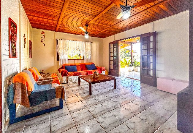 Casa em Mairinque - Chácara com piscina, churrasqueira, WiFi e quadra Casa em Mairinque - Chácara com piscina, churrasqueira, WiFi e quadra