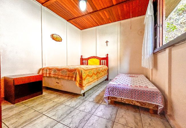 Casa em Mairinque - Chácara com piscina, churrasqueira, WiFi e quadra Casa em Mairinque - Chácara com piscina, churrasqueira, WiFi e quadra