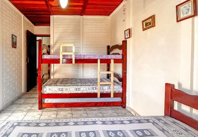 Casa em Mairinque - Chácara com piscina, churrasqueira, WiFi e quadra Casa em Mairinque - Chácara com piscina, churrasqueira, WiFi e quadra