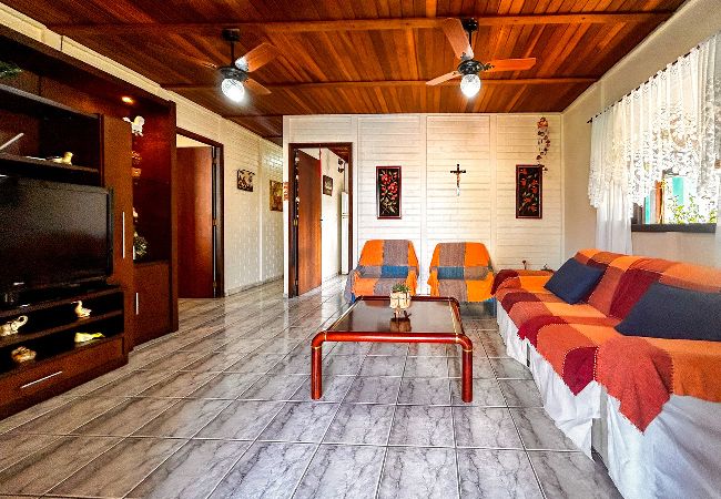 Casa em Mairinque - Chácara com piscina, churrasqueira, WiFi e quadra Casa em Mairinque - Chácara com piscina, churrasqueira, WiFi e quadra