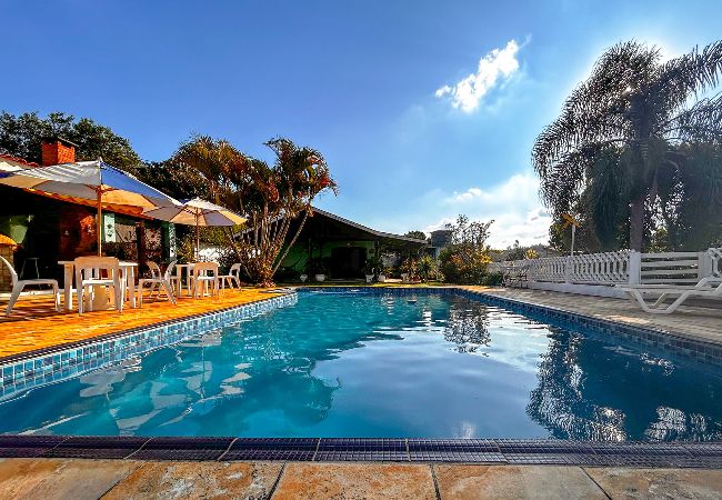 Casa em Mairinque - Chácara com piscina, churrasqueira, WiFi e quadra Casa em Mairinque - Chácara com piscina, churrasqueira, WiFi e quadra