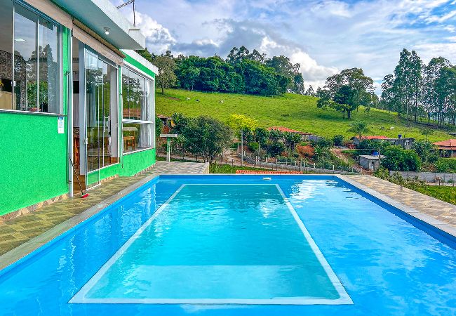 Casa em Extrema - Chácara com WiFi, piscina,churrasqueira e conforto Casa em Extrema - Chácara com WiFi, piscina,churrasqueira e conforto