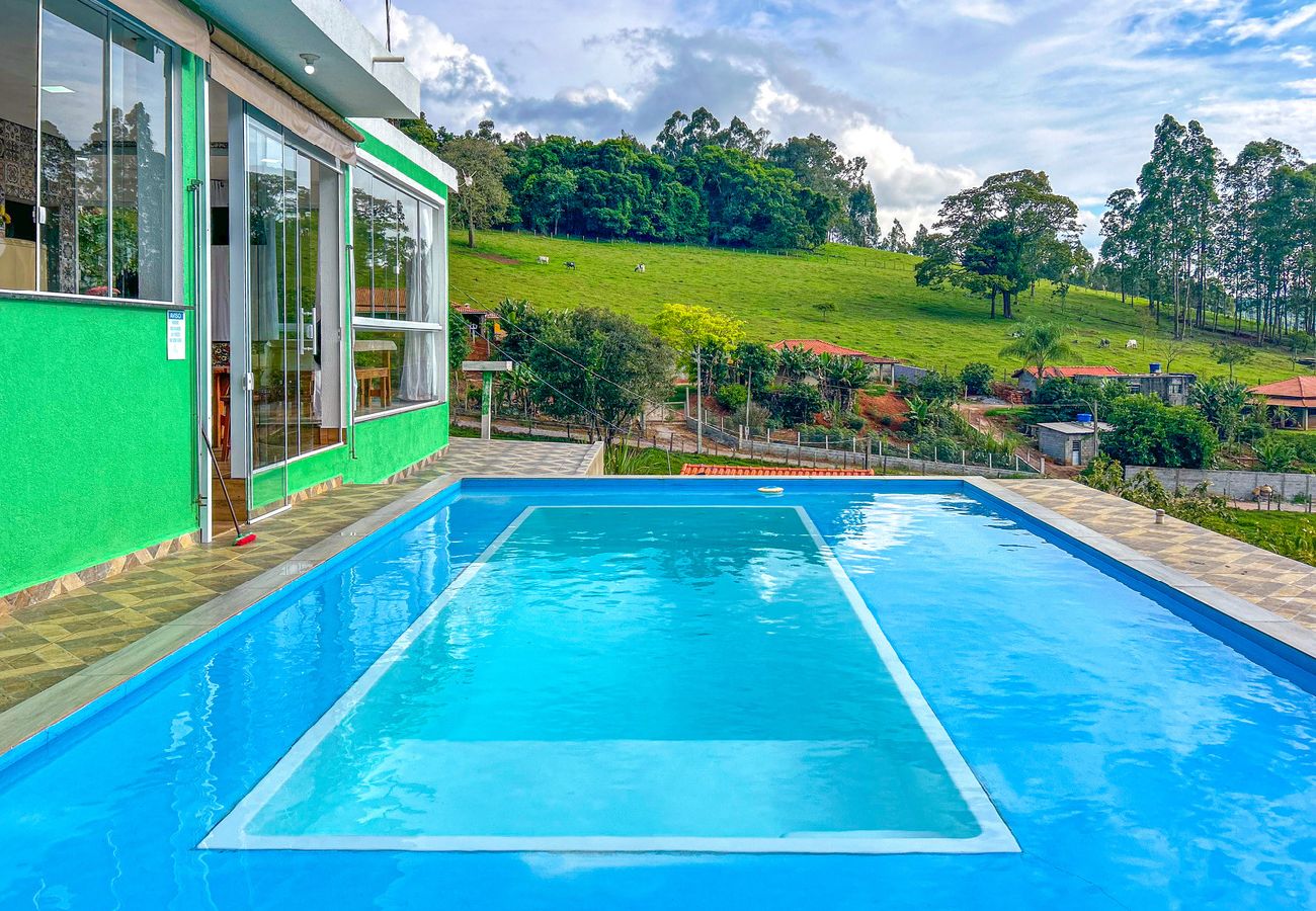 Casa em Extrema - Chácara com WiFi, piscina,churrasqueira e conforto Casa em Extrema - Chácara com WiFi, piscina,churrasqueira e conforto