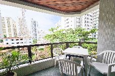 Apartamento em Guarujá - Amplo Apto a 400m da Praia de Pitangueiras