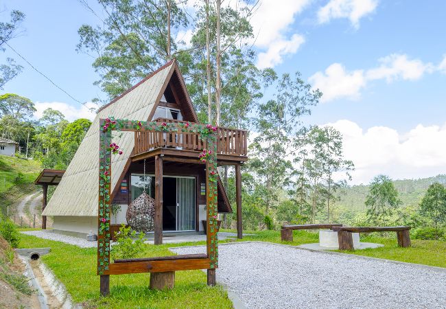  em SÃO PEDRO DE ALCÂNTARA  - Charmoso chalé no campo com vista para a natureza 