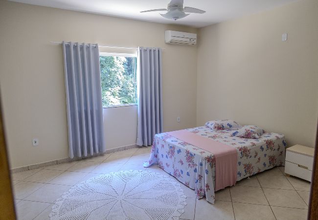 Casa em Macaé - Casa ampla c piscina e churrasq em meio à natureza Casa em Macaé - Casa ampla c piscina e churrasq em meio à natureza