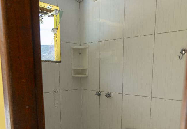 Casa em Macaé - Casa ampla c piscina e churrasq em meio à natureza Casa em Macaé - Casa ampla c piscina e churrasq em meio à natureza