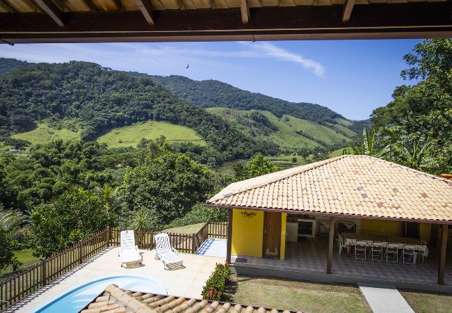 Casa em Macaé - Casa ampla c piscina e churrasq em meio à natureza Casa em Macaé - Casa ampla c piscina e churrasq em meio à natureza