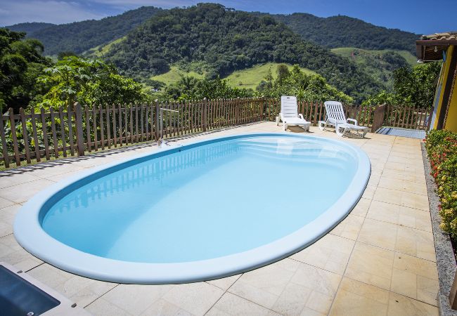 Casa em Macaé - Casa ampla c piscina e churrasq em meio à natureza Casa em Macaé - Casa ampla c piscina e churrasq em meio à natureza