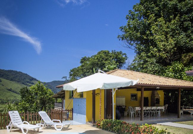 Casa em Macaé - Casa ampla c piscina e churrasq em meio à natureza Casa em Macaé - Casa ampla c piscina e churrasq em meio à natureza