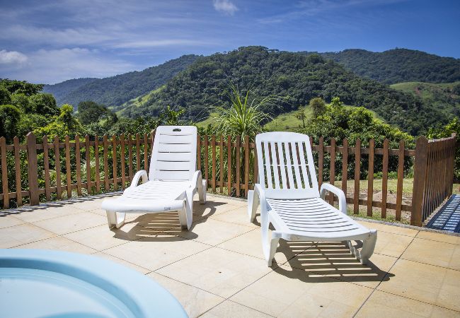 Casa em Macaé - Casa ampla c piscina e churrasq em meio à natureza Casa em Macaé - Casa ampla c piscina e churrasq em meio à natureza