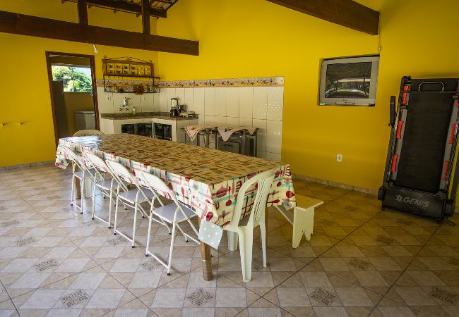 Casa em Macaé - Casa ampla c piscina e churrasq em meio à natureza Casa em Macaé - Casa ampla c piscina e churrasq em meio à natureza