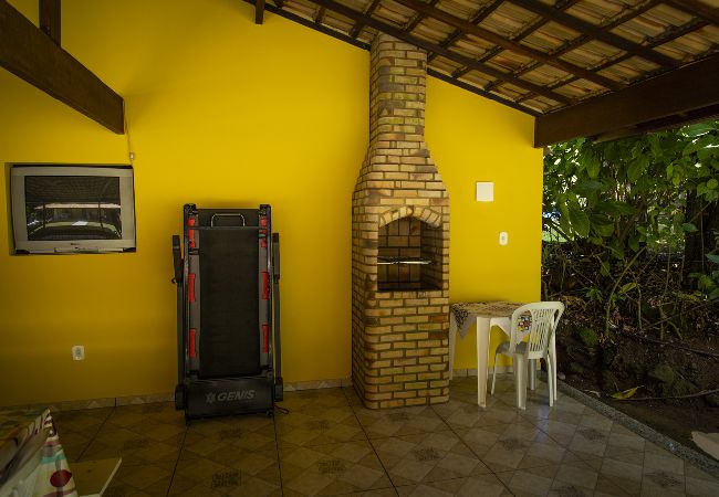 Casa em Macaé - Casa ampla c piscina e churrasq em meio à natureza Casa em Macaé - Casa ampla c piscina e churrasq em meio à natureza