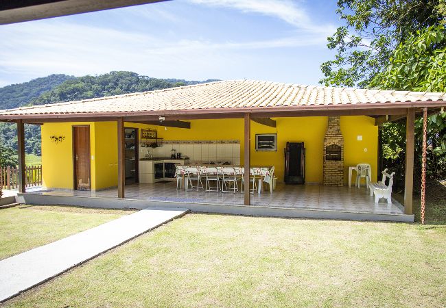 Casa em Macaé - Casa ampla c piscina e churrasq em meio à natureza Casa em Macaé - Casa ampla c piscina e churrasq em meio à natureza