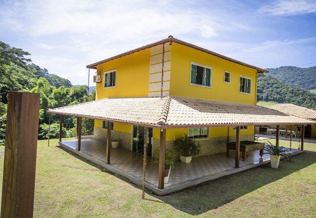 Casa em Macaé - Casa ampla c piscina e churrasq em meio à natureza Casa em Macaé - Casa ampla c piscina e churrasq em meio à natureza