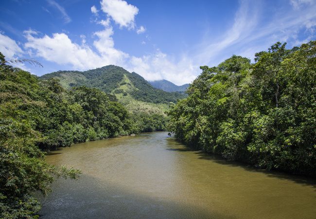 Casa em Macaé - Casa ampla c piscina e churrasq em meio à natureza Casa em Macaé - Casa ampla c piscina e churrasq em meio à natureza