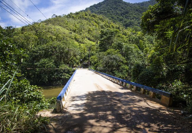 Casa em Macaé - Casa ampla c piscina e churrasq em meio à natureza Casa em Macaé - Casa ampla c piscina e churrasq em meio à natureza