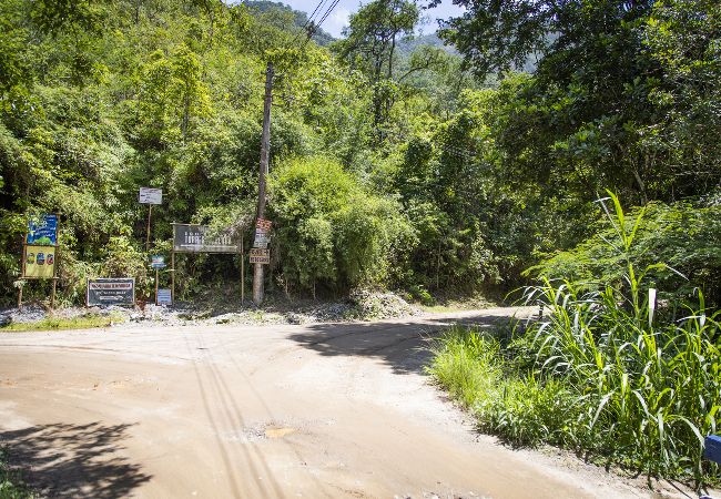 Casa em Macaé - Casa ampla c piscina e churrasq em meio à natureza Casa em Macaé - Casa ampla c piscina e churrasq em meio à natureza